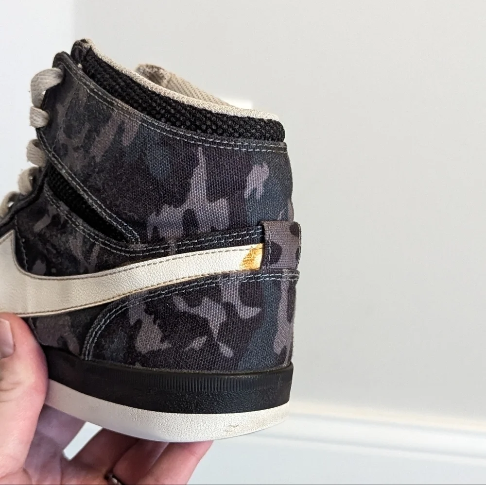 Nike Camo Hi Top Sneaker sz 6Y